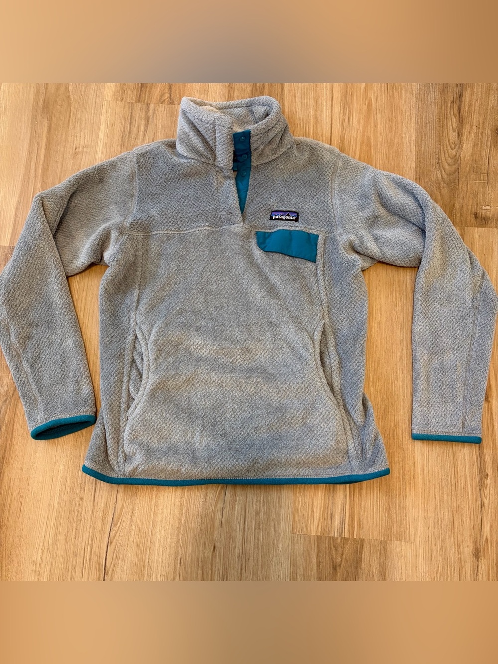 Patagonia Light Gray Fleece with Teal Trim Pullover
